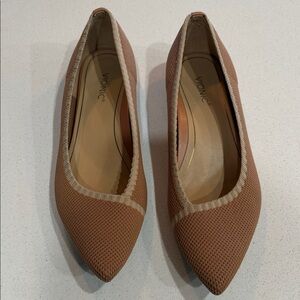Vionic Women's Dahlia Tan Flats Size 9 1/2